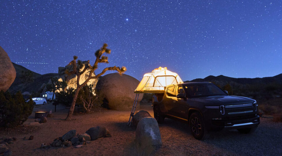 7 Tips for Taking Better Photos at Night, According to a Professional Photographer